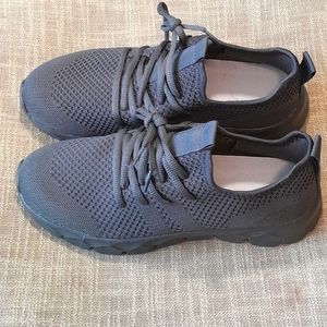 Men's Running Shoes. Size: 8.5. Dark Gray.